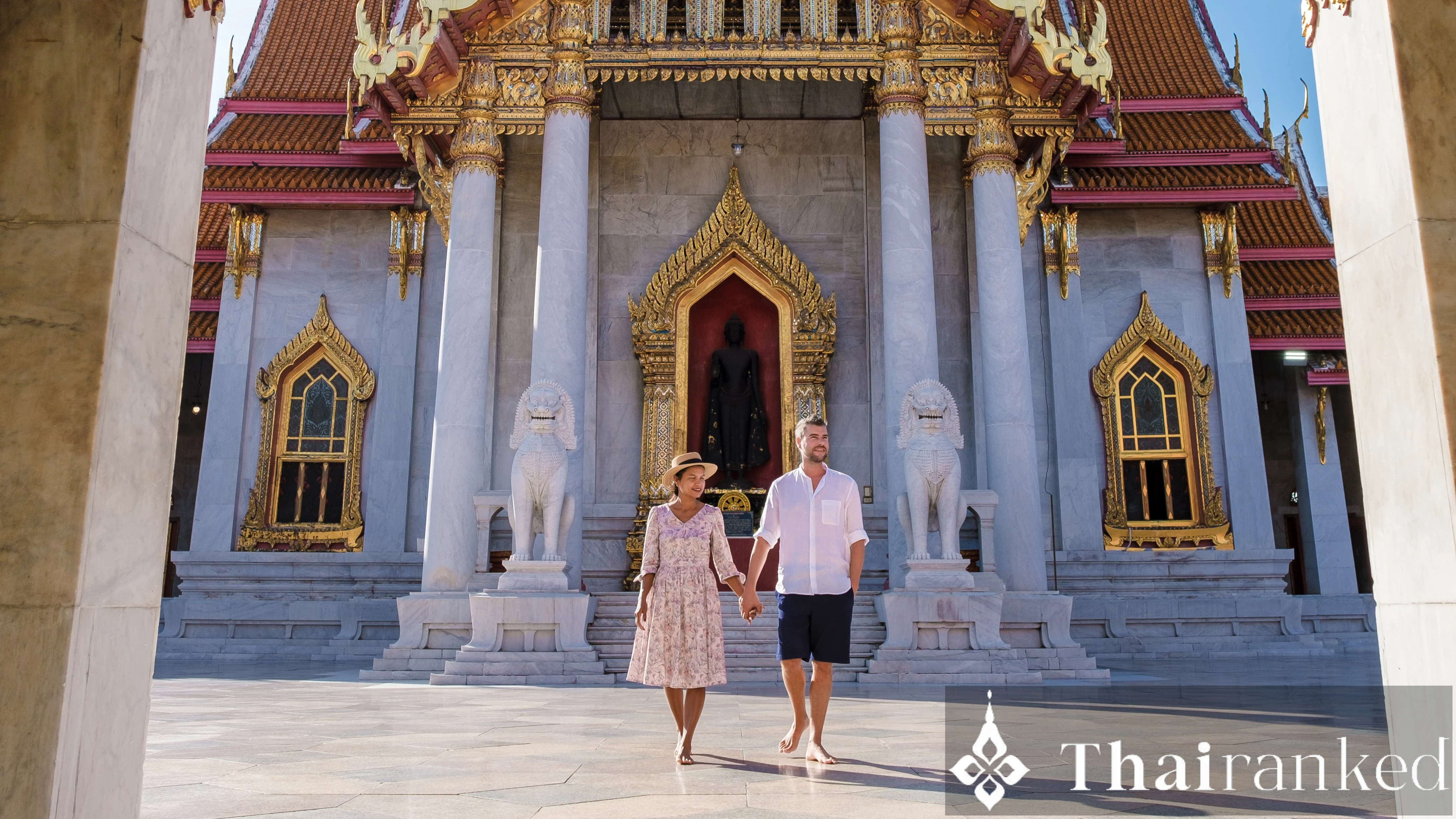 अल्टीमेट थाई मंदिर ड्रेस कोड गाइड: क्या पहनें (और क्या न पहनें)