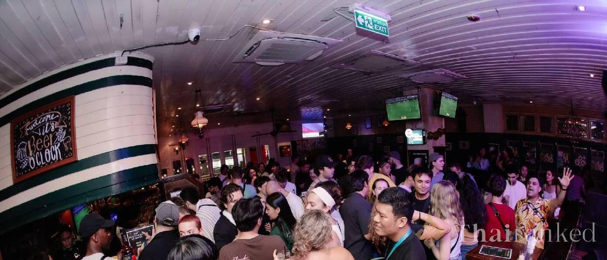 Mulligans Irish Bar (เกาะเสน)